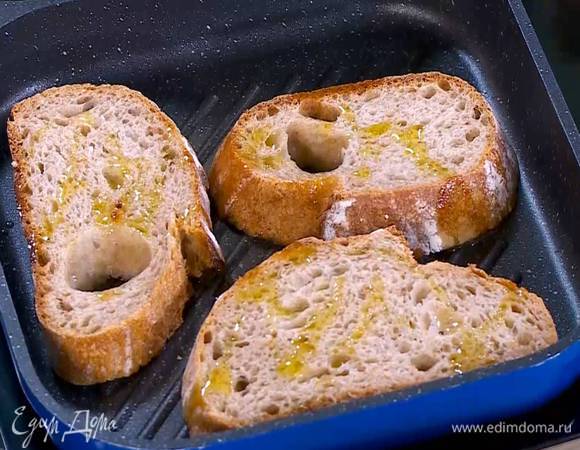 Хлеб сбрызнуть с двух сторон оливковым маслом и обжаривать на разогретой сковороде-гриль до появления золотистых полосок.