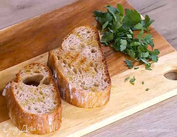 Петрушку крупно порезать.