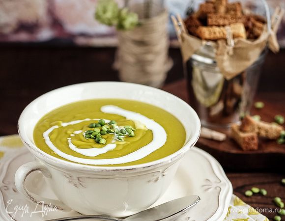 Подавать суп лучше всего с гренками из ржаного хлеба и небольшого количества соевых или кокосовых (растительных) сливок.