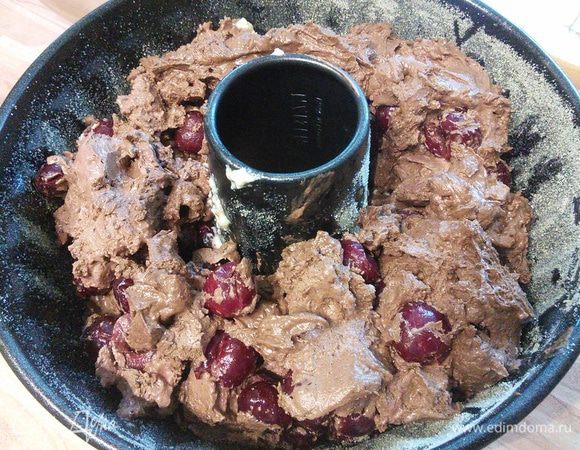 Половину светлого теста выложить вниз формы, затем выложить шоколадный слой.