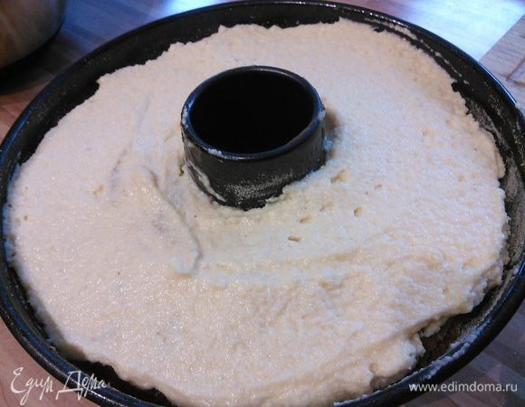 Сверху выложить оставшееся светлое тесто и разровнять. 