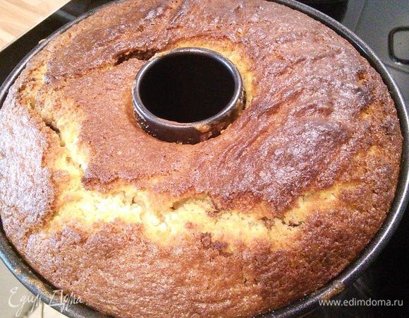 Выпекать кекс в заранее разогретой до 175°C в течении часа. Проверить на сухую палочку. После 20 мин отдыха, аккуратно освободить кекс от формы, охладить на решетке. 