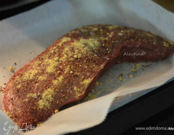 Смесь как перец горошком раздавить в ступке или grinder.
Обсыпать говядину комнатной температуры со всех сторон специями. Сбрызнуть маслом.