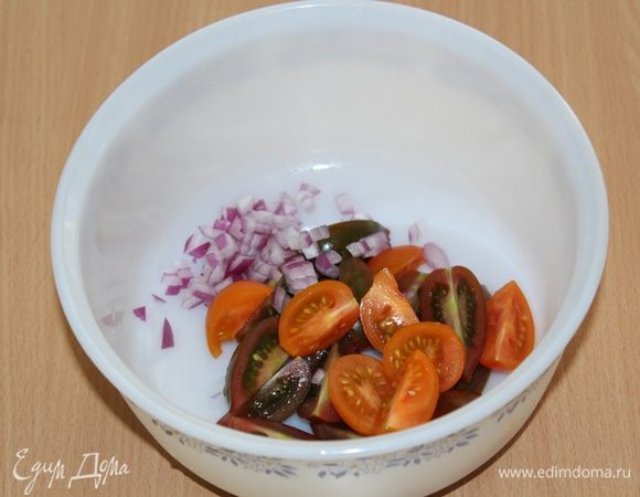 Лук мелко порезать, помидоры порезать на четвертинки.