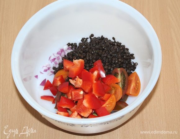 Добавить остывшую чечевицу, нарезанный на кубики перец.