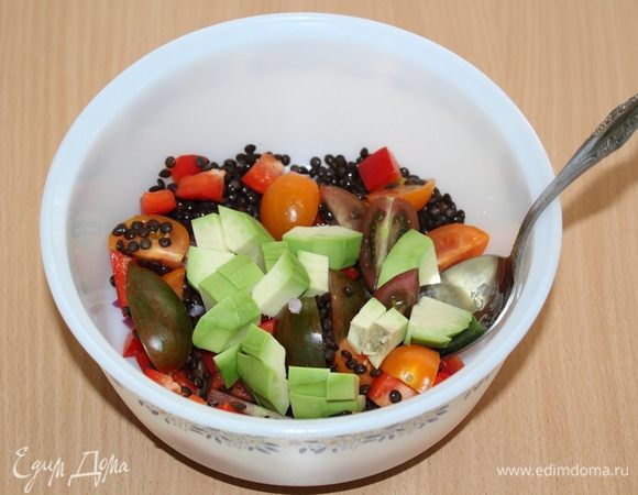 Затем порезанный кубиками авокадо.