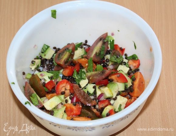 Взбейте все ингредиенты для заправки. Полить соусом салат, добавить зелень, посолить, поперчить по вкусу.