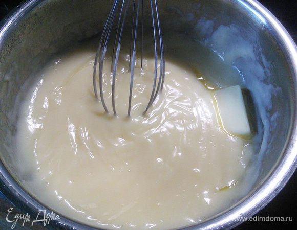 Для ванильного соуса-пудинга в ковшике соединить яйцо, сахар и крахмал. Тщательно размешать, чтобы не было комочков, влить часть молока и еще раз размешать. Поставить на большой огонь и при постоянном помешивании довести до кипения. Пойдут бульбочки, подержать на плите 1-2 мин и снять с огня. Вмешать масло. Охладить под крышкой или пленкой, чтобы не было корочки. Кстати крема можно приготовить и двойную порцию и подавать дополнительно).  После остывания крем загустеет. 