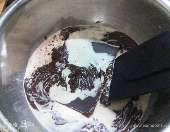 Для глазури растопить 150 г шоколад со сливками (количество сливок зависит от их густоты), размешать до однородности и полить кекс глазурью. 