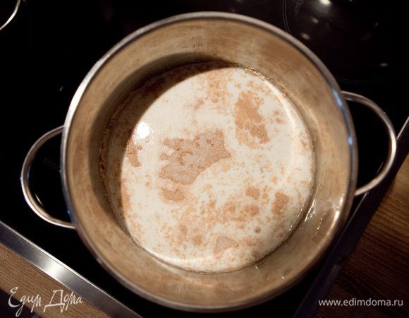 Готовим опару.
Молоко немного подогреть, чтобы было чуть теплое. К нему добавить дрожжи и 1 столовую ложку сахара. Добавить стакан муки, перемешать. Накрыть полотенцем и поставить в теплое место.