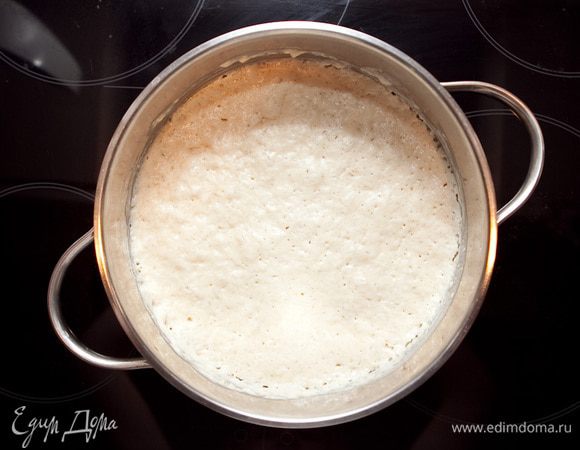 Опара должна увеличиться вдвое (это займет около 30-40 минут).