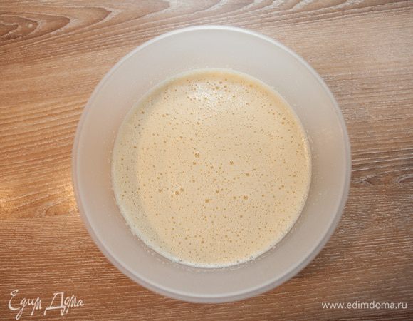 Яйца взбить с сахаром. И использовала тростниковый, но можно и обычный.