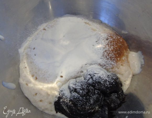 В миску с опарой добавьте мягкое сливочное масло, желток, смесь из какао, гвоздику, корицу и оставшуюся муку.