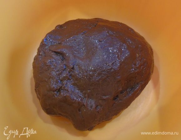 Вымесить тесто, оно будет мягким и выложить в миску, предварительно обмазав тесто растительным маслом. Оставить на 1 час подходить.