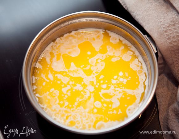 К нему добавить сливки, перемешать. Сильно не нагревать.