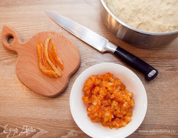 Нарезать цукаты. Рецепт я публиковала ранее.