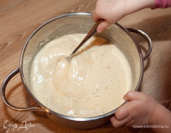 В опару добавить яйца, перемешать. Это моя дочка участвует.