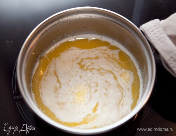 На минимальном нагреве размягчить масло.