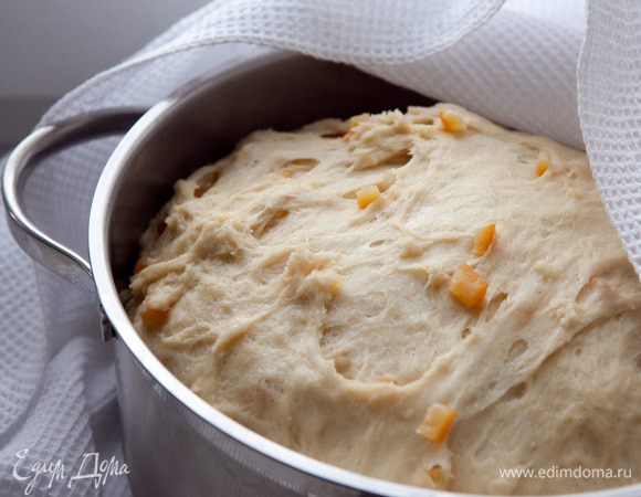 Добавить в тесто цукаты. Также хорошо будет сочетаться поджаренный миндаль. Накрыть тесто чуть влажным полотенцем, поставить в теплое место.