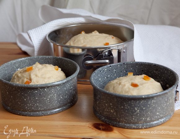 Стенки и дно форм для выпечки немного смазать маслом. Сформировать из теста шар и заполнить каждую форму на 1/3 высоты. Дать тесту подняться около 15 минут.