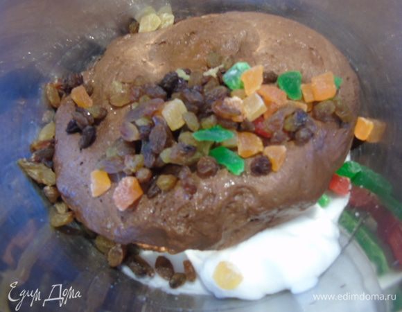 Вмешать взбитый белок в тесто и добавить цукаты с изюмом.