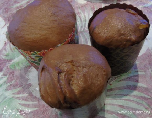 выпекать в разогретой до 100°С духовке 10 минут, а затем увеличить температуру до 180°С и выпекать до готовности, большой кулич 40-45 минут, а такие как у меня 20-25 минут.