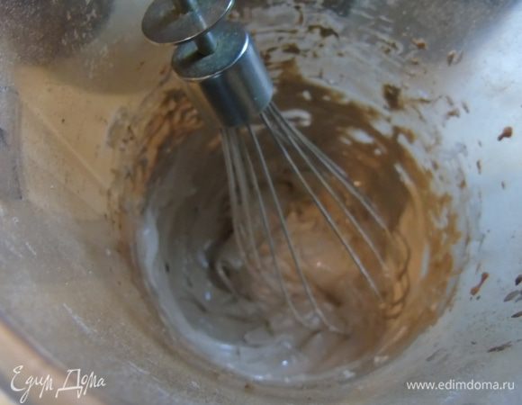 Для глазури взбиваем булок с сахарной пудрой и какао, в конце добавляем лимонный сок, размешиваем до нужной консистенции.