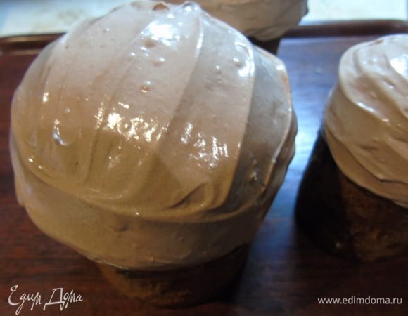 Готовый кулич остужаем на решетке и покрываем глазурью. Украшаем по желанию.