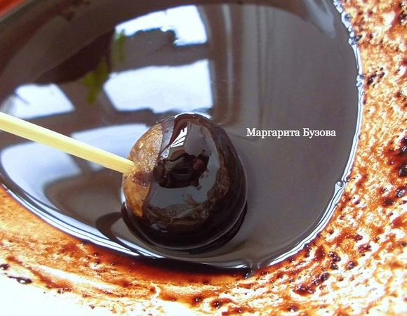 Для шоколада: какао-масло нарезать как можно мельче и растопить на водяной бане. Добавить 2-3 ст. л. кэроба и тщательно перемешать. По сравнению с глазурью получится довольна жидкая масса, но она должна обволакивать пирожные и оставаться на них. Охлажденные пирожные вынуть из морозилки и обмакнуть их в шоколаде и в глазури. Шоколад застывает моментально. Поэтому сразу после шоколада нужно обвалять их в кокосовой стружке или лимонной цедре. Кстати, если шоколадная масса начнет густеть — не пугайтесь! Нужно поставить ее на водяную баню и немного подержать над ней. Шоколад сразу растает.