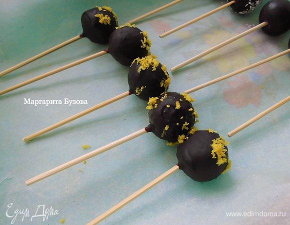 Выложить пирожные на бумагу для выпечки, чтобы они окончательно застыли. Глазурь, в отличие от шоколада, застывает довольно медленно. Но на фото у меня пирожные именно с шоколадом. Как вы видите, получается гладкая и относительно ровная поверхность. 