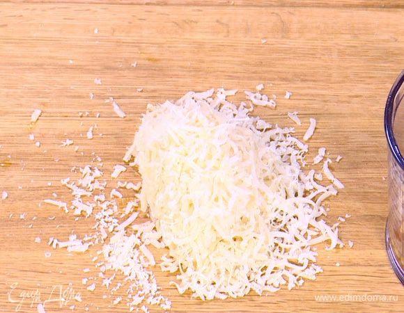Твердый сыр натереть на мелкой терке.
