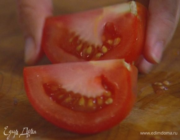 Помидор нарезать крупными кусками.