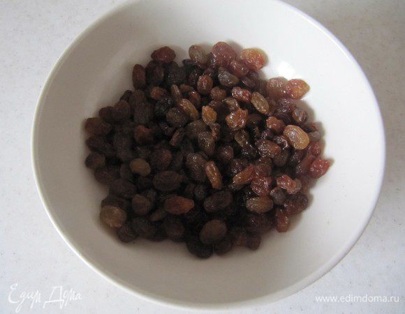 Изюм замочить в роме или апельсиновом соке минимум на 1 час. Можно на ночь.