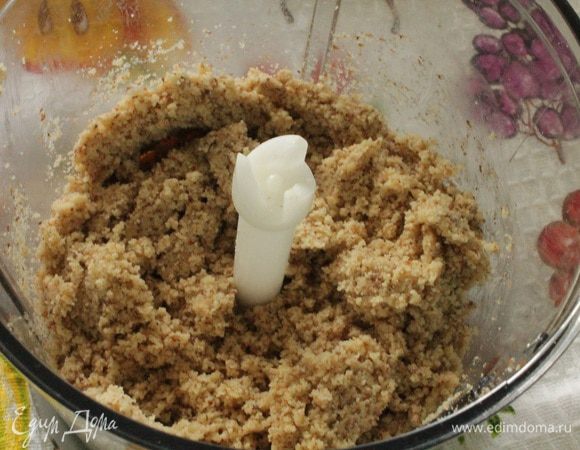 Грецкие орехи слегка подсушить в духовке, измельчить до состояния муки.