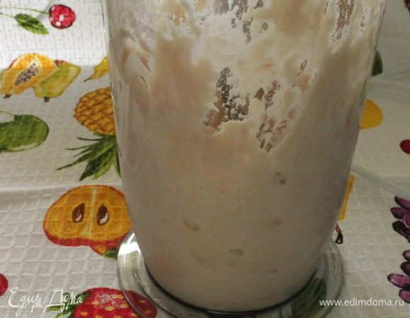 С помощью блендера взбить фасоль с сахарной пудрой до гладкой массы.