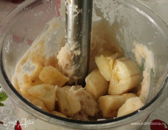 Добавить нарезанные кусочками бананы, снова взбить.