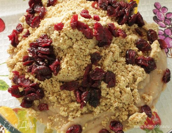 Добавить к полученной массе молотые орехи, вяленую клюкву или другие сухофрукты по вашему вкусу.