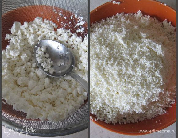 Творог протереть через сито.
Более быстрый вариант — взбить творог блендером с помощью насадки "венчик".
Но мне кажется, что протертый через сито творог получается более воздушным.
