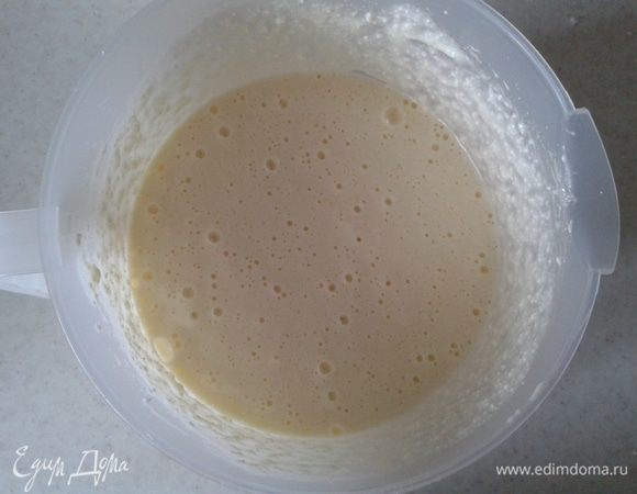 К яичной массе добавить творог и перемешать.