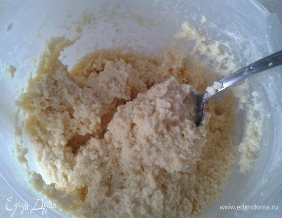 Затем постепенно ввести просеянную муку с разрыхлителем и хорошо перемешать.
