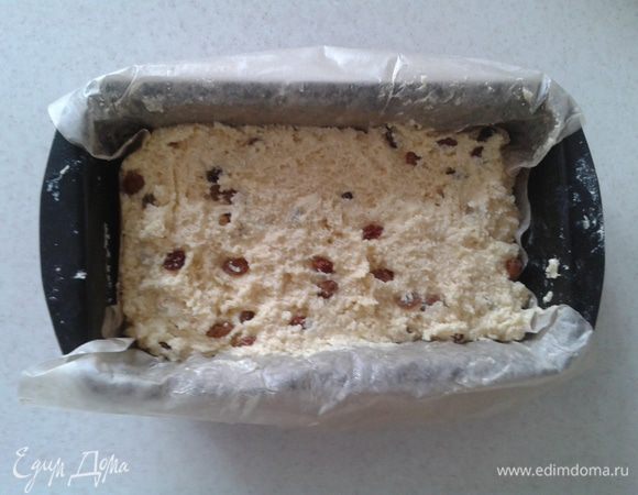 Форму для выпечки застелить пергаментом, смазать небольшим количеством сливочного масла и слегка присыпать мукой. Выложить тесто в подготовленную форму и отправить в предварительно разогретую до 180°C духовку на 40-50 минут.
Время выпечки определяйте по своей духовке.
Если верхушка кекса быстро зарумянится, последние 10-15 минут выпекайте кекс, прикрыв верх фольгой.