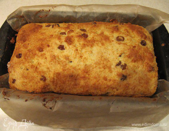 Готовый кекс достаем из духовки и минут 10-15 остужаем прямо в форме.