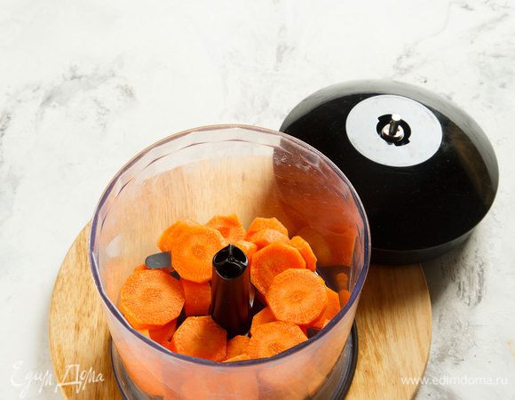 Морковь очистить, нарезать и сложить в блендер. Измельчить.

