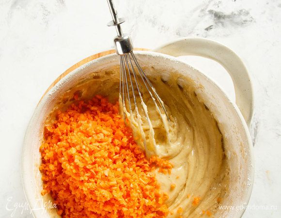 Муку смешать с корицей и разрыхлителем. Также постепенно подмешать сухие ингредиенты к масляной смеси. В конце добавить морковь, перемешать.


