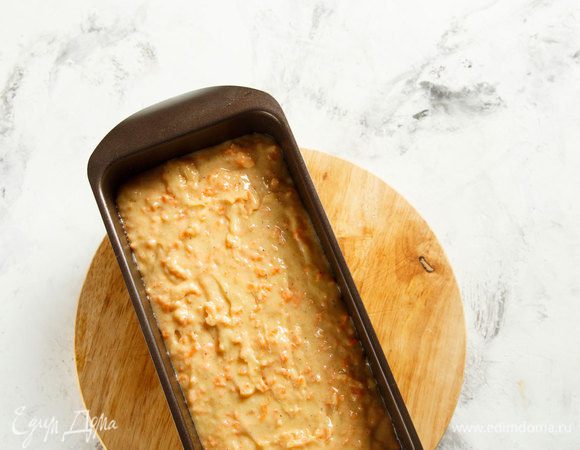 Выложить тесто в смазанную маслом форму. Выпекать при 190°C около 50 минут. Готовность проверить деревянной палочкой, она должна выходить из теста сухой.
