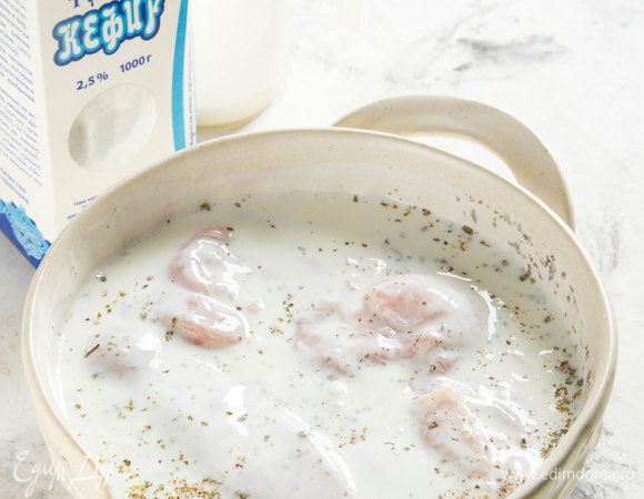 Куриное филе положить в миску. Добавить кефир, майоран, соль и перец. Хорошо перемешать, накрыть пленкой и убрать в холодильник на несколько часов.