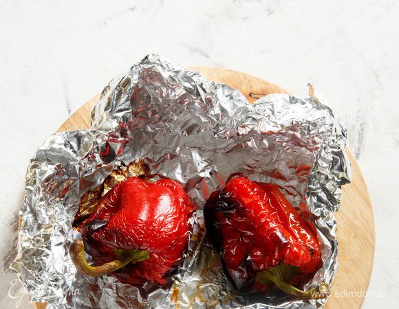 Подготовить соус: 2 болгарских перца обжарить на гриле до черных подпалин. Готовые перцы положить в пакет, завязать и оставить на несколько минут.