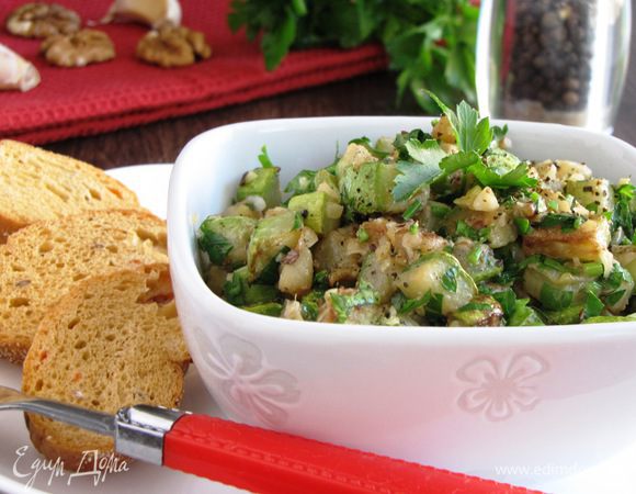 Добавить петрушку, орехи. Посолить и поперчить по вкусу. Перемешать , разложить по салатникам и сразу же подавать.