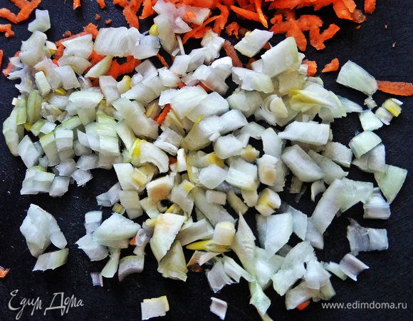 Луковицу небольшую измельчить.