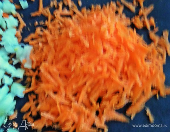 Морковь натереть  крупно.